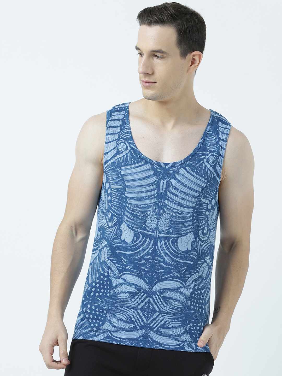 

Huetrap Men Blue Printed Scoop Neck T-shirt