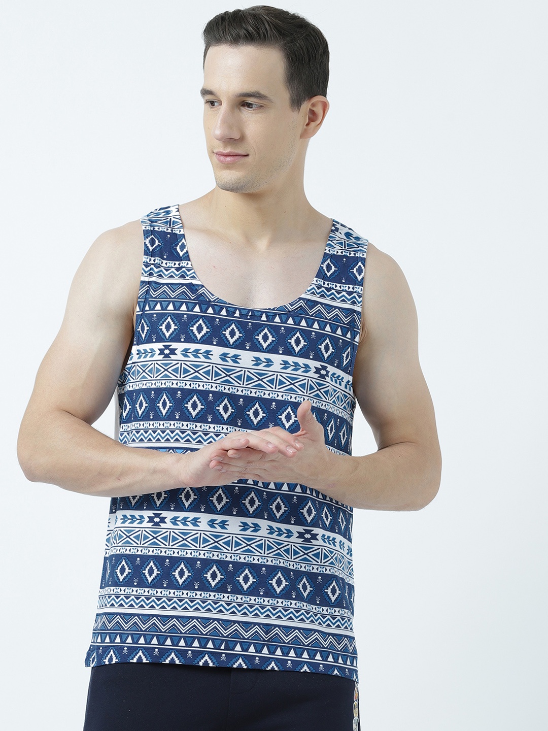 

Huetrap Men White & Blue Printed Scoop Neck T-shirt