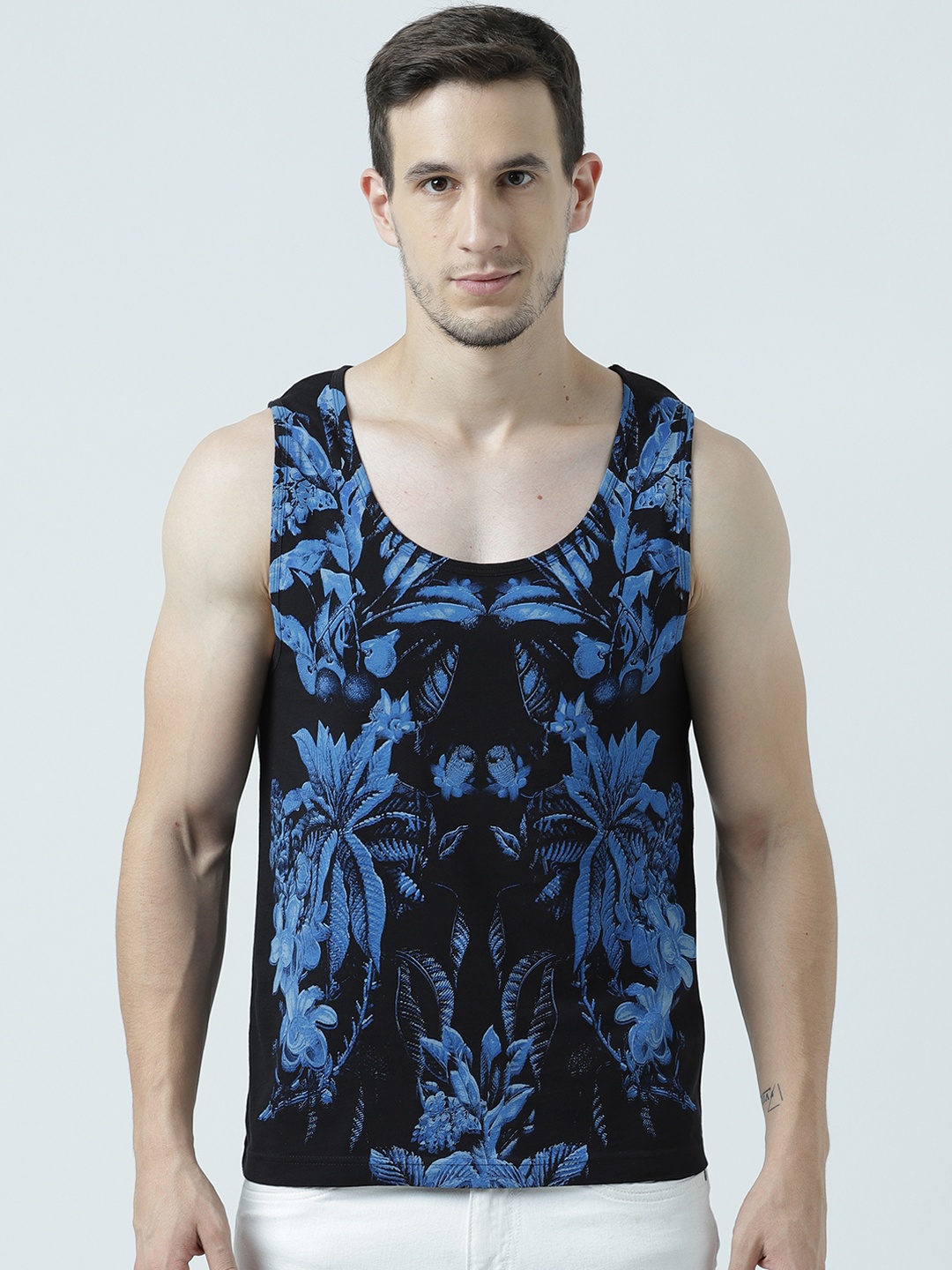 

Huetrap Men Black Printed Scoop Neck T-shirt