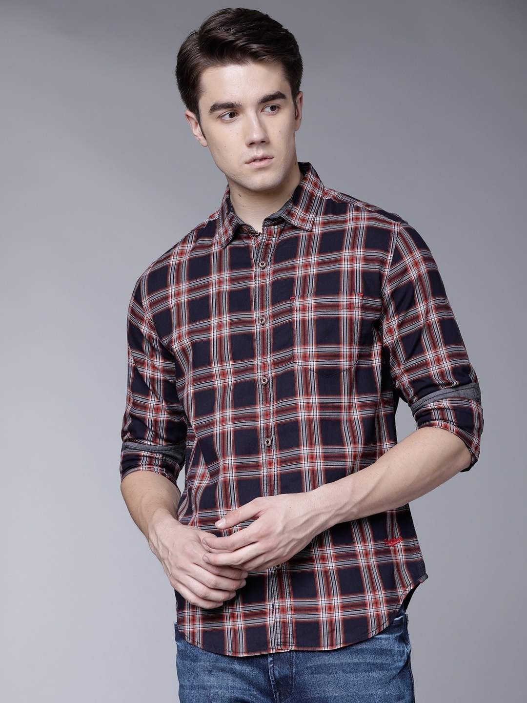

LOCOMOTIVE Men Black & Red Slim Fit Checked Casual Shirt