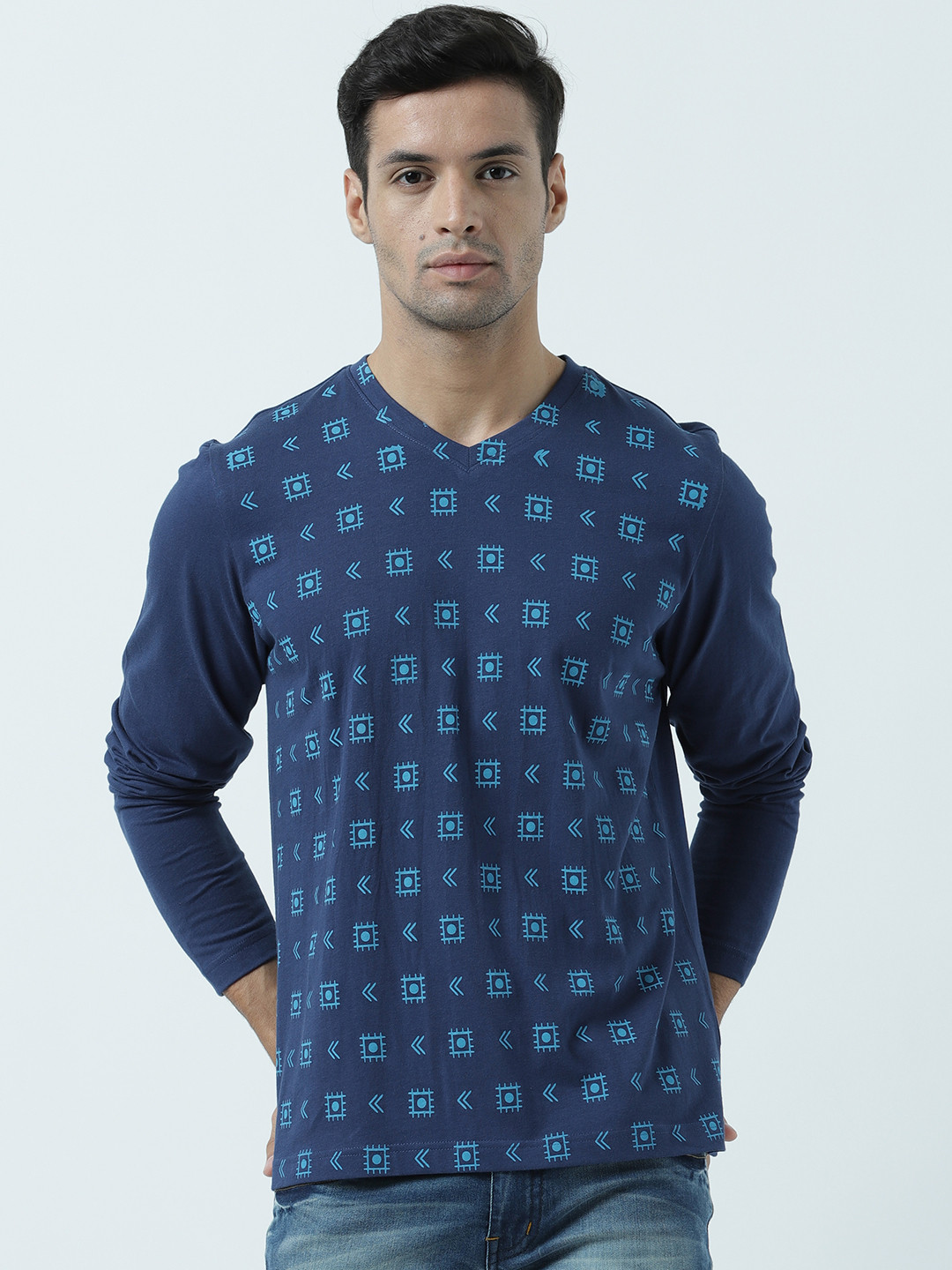 

Huetrap Men Navy Blue Printed V-Neck T-shirt