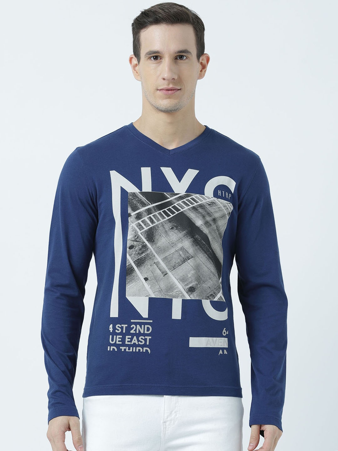 

Huetrap Men Navy Blue Printed V-Neck Pure Cotton T-shirt