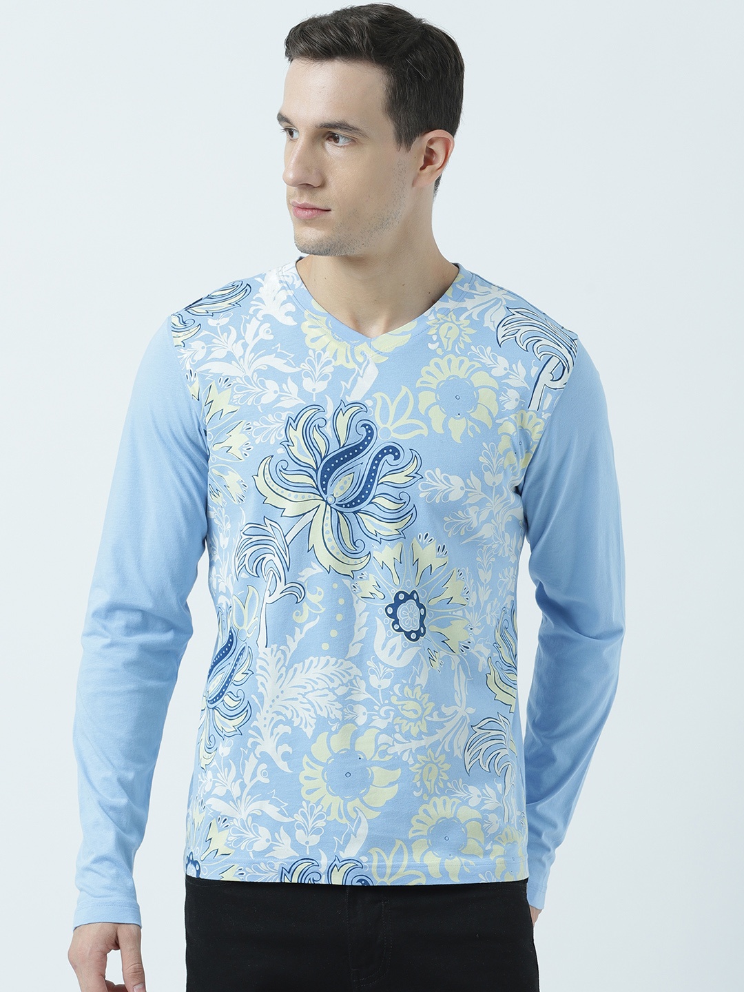 

Huetrap Men Blue Printed V-Neck T-shirt