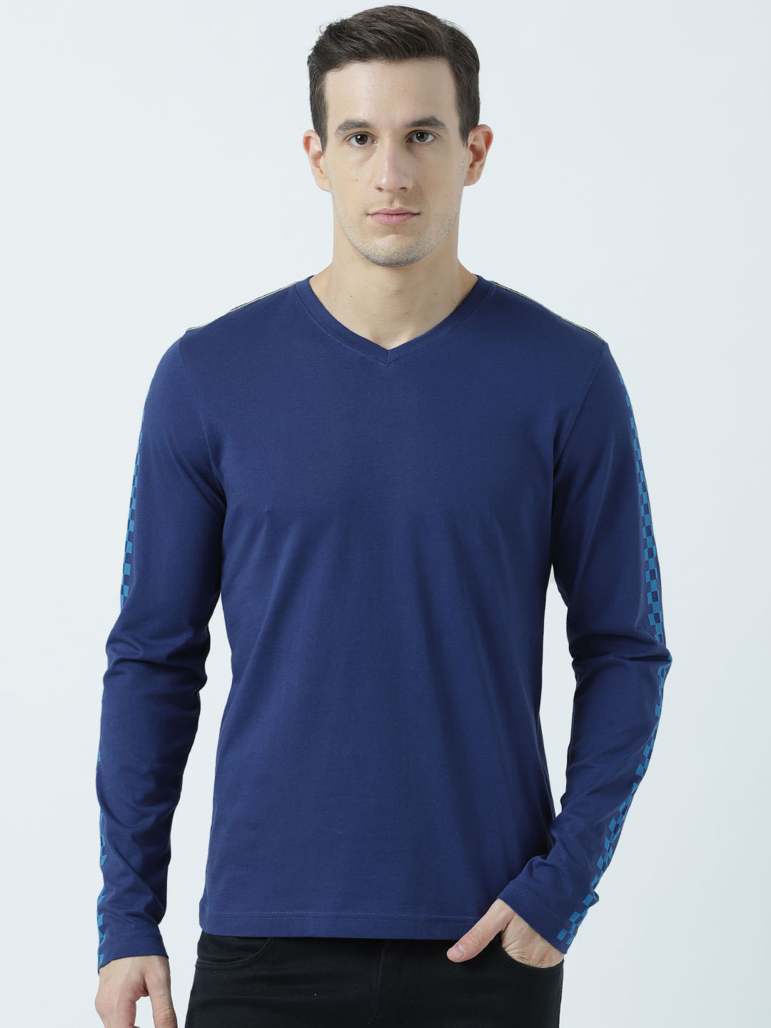 

Huetrap Men Navy Blue Solid V-Neck T-shirt