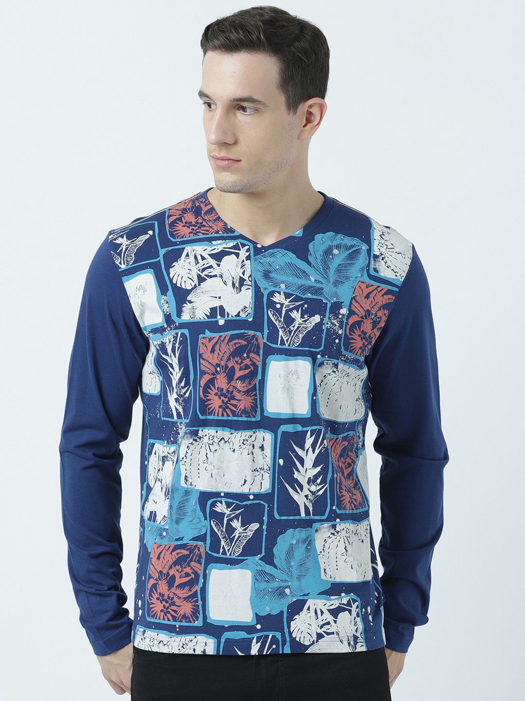 

Huetrap Men Navy Blue Printed V-Neck T-shirt