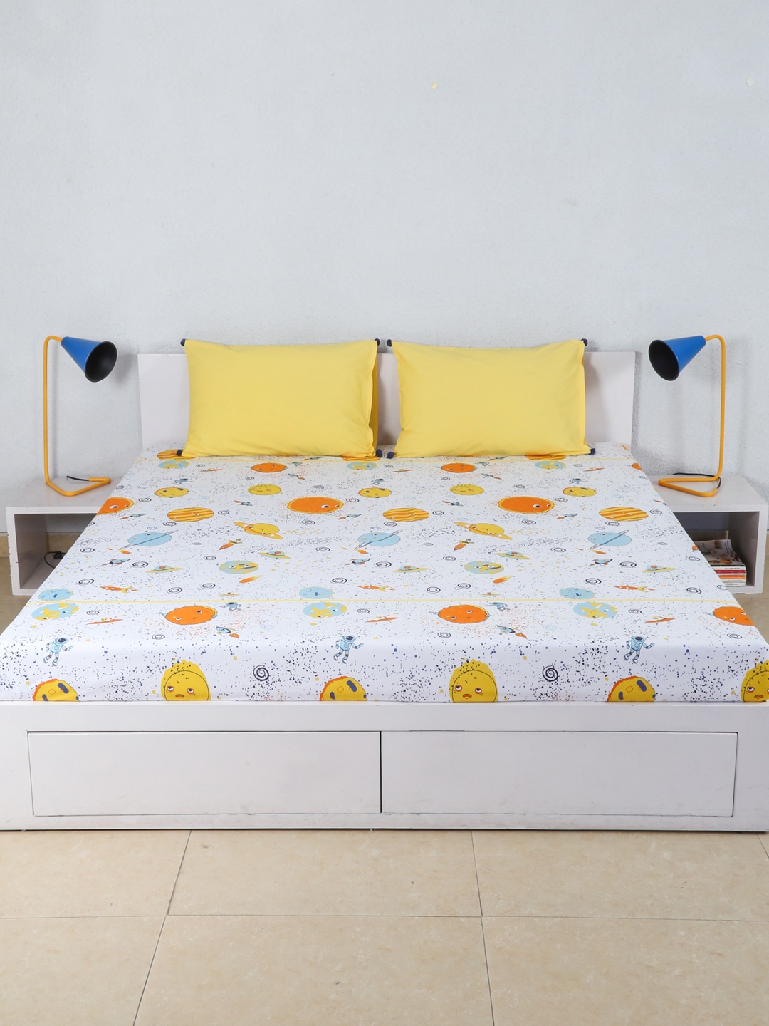 

House This White & Yellow Graphic Flat 180 TC Cotton 1 Double Bedsheet 2 Pillow Covers
