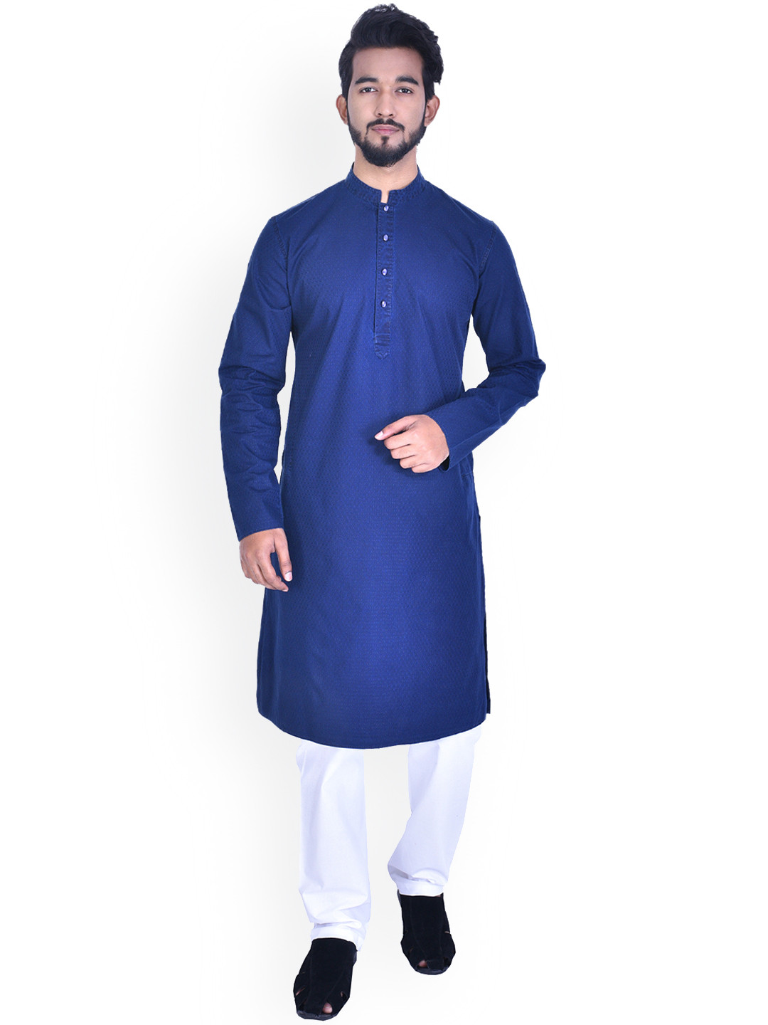 

Manyavar Men Blue Solid Straight Kurta