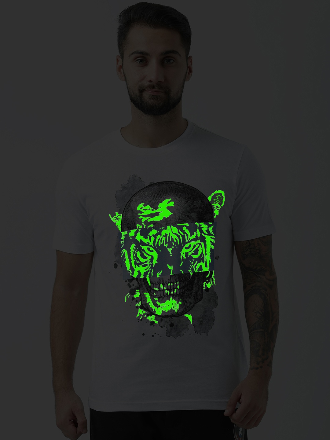 

Huetrap Men White Printed Round Neck Glow In The Dark Pure Cotton T-shirt