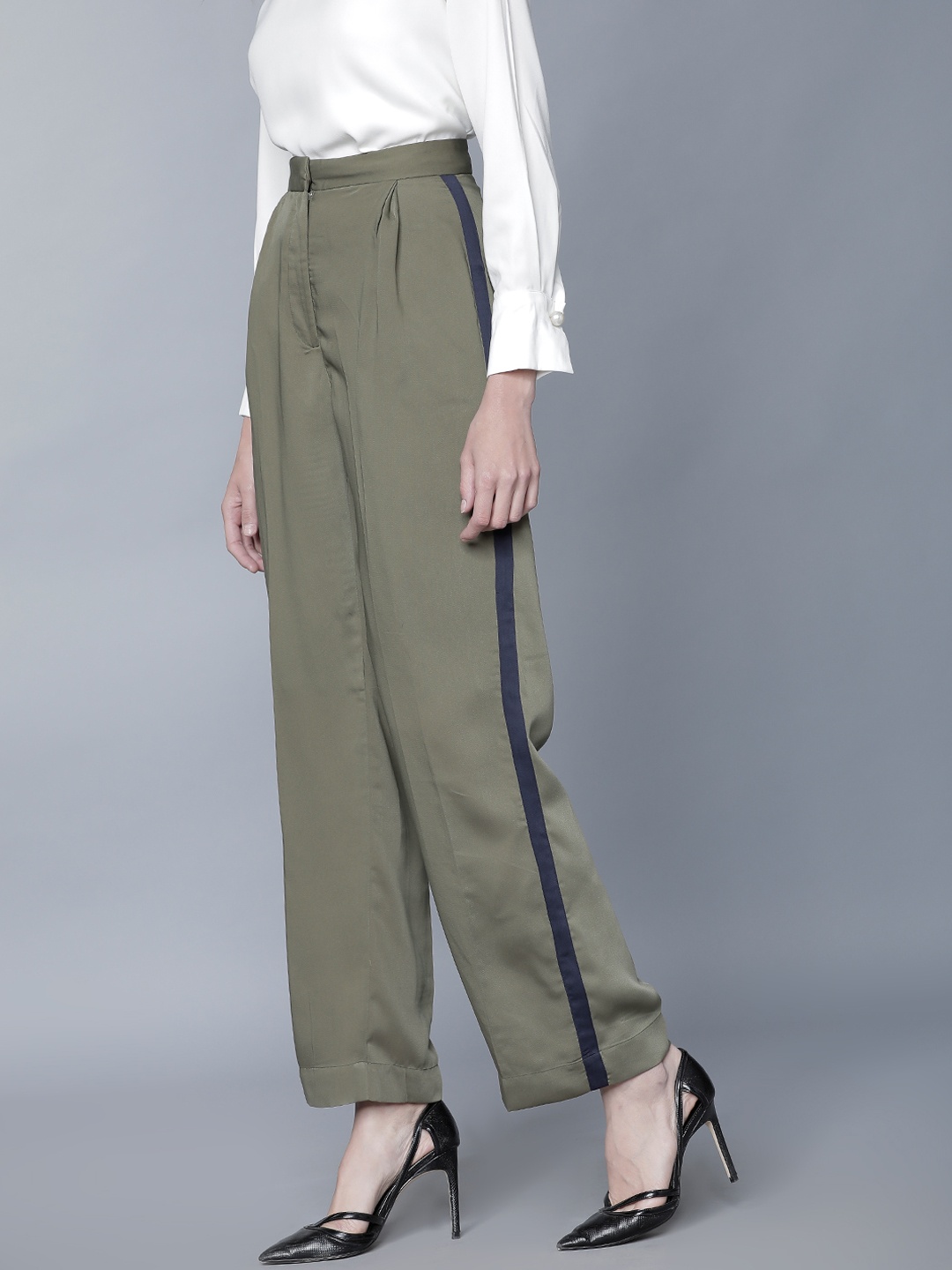

Tokyo Talkies Women Olive Green Regular Fit Solid Regular Trousers