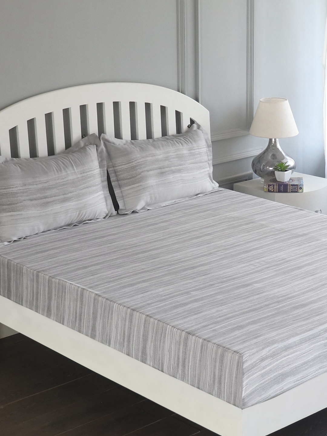 

GM Grey Geometric Flat 210 TC Cotton Super King Bedsheet with 2 Pillow Covers