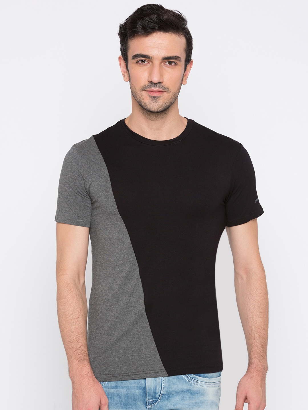 

Globus Men Black Colourblocked Round Neck T-shirt