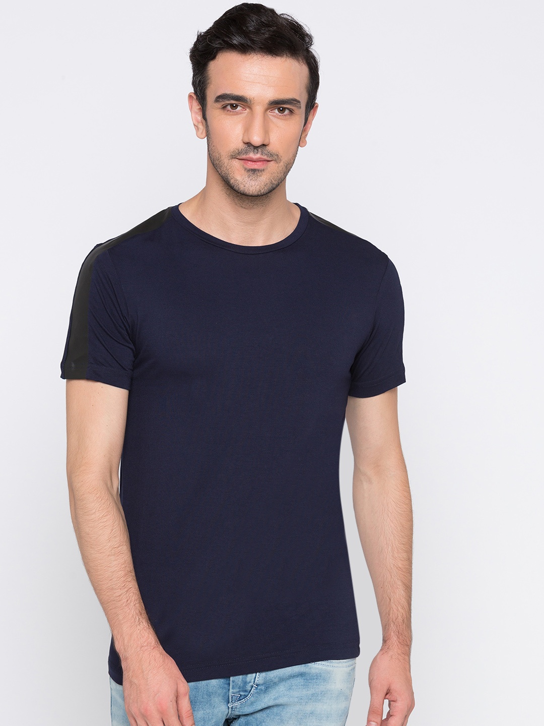 

Globus Men Navy Blue Solid Round Neck T-shirt