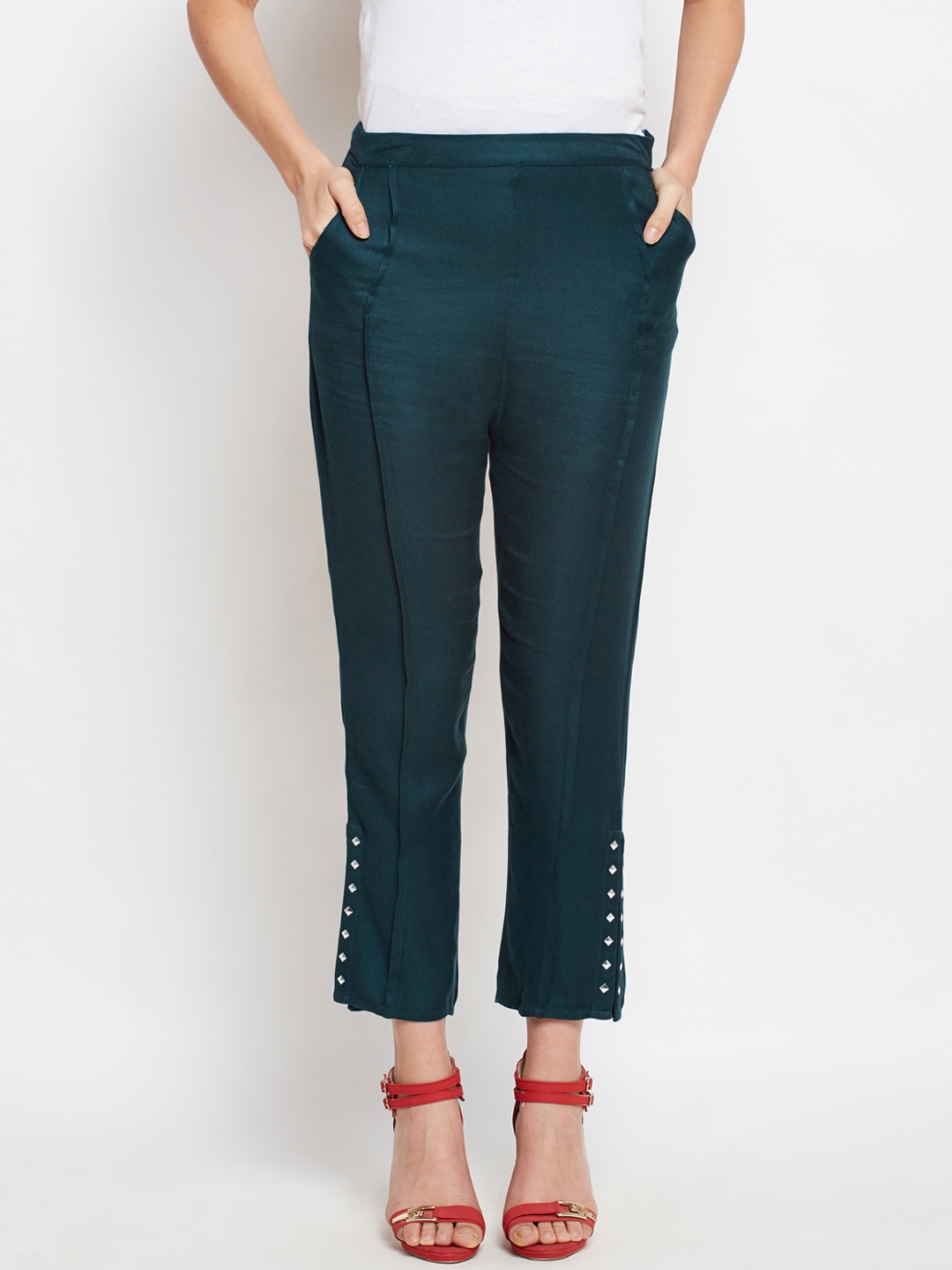 

Oxolloxo Women Blue Solid Regular Fit Cropped Trousers