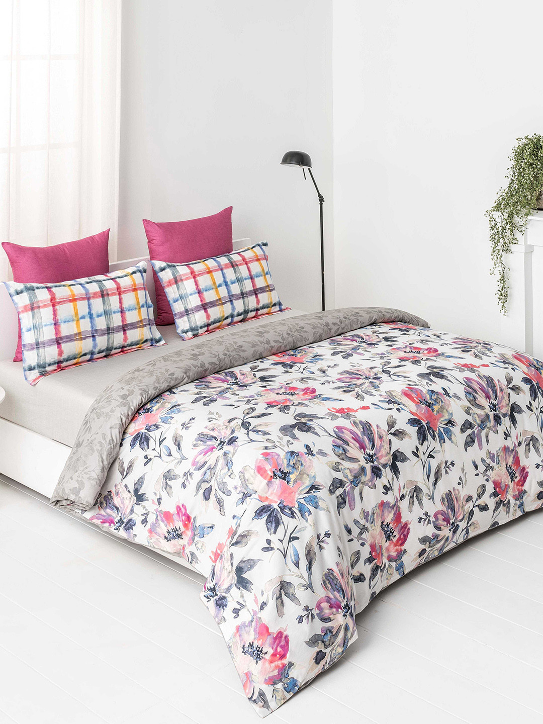 

DDecor Pink & White Floral Flat 150 TC Cotton 1 Queen Bedsheet with 2 Pillow Covers