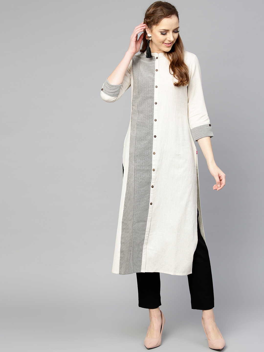 

Varanga Women Off-White & Black Printed Straight Kurta