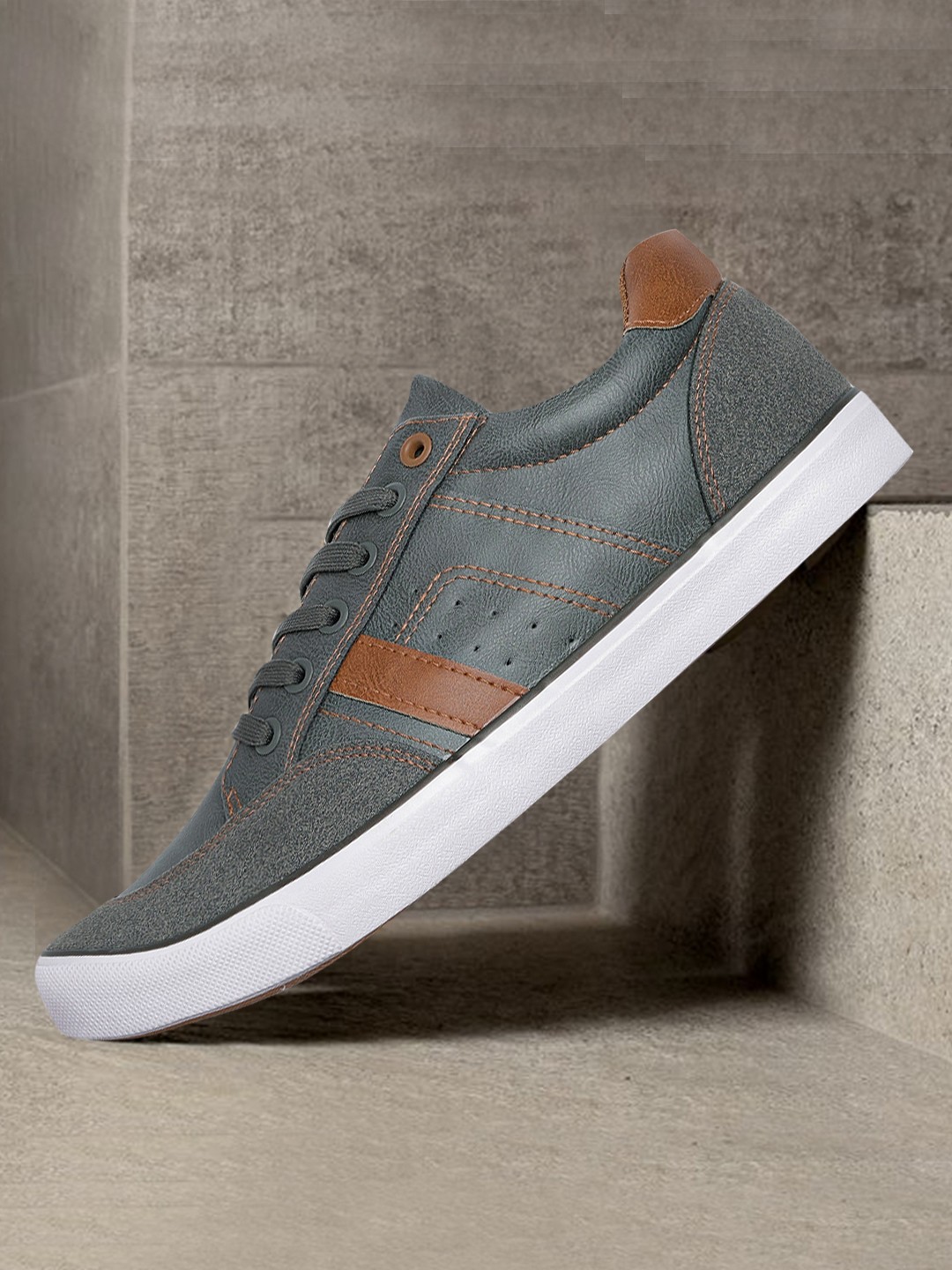 

Roadster Men Grey Sneakers