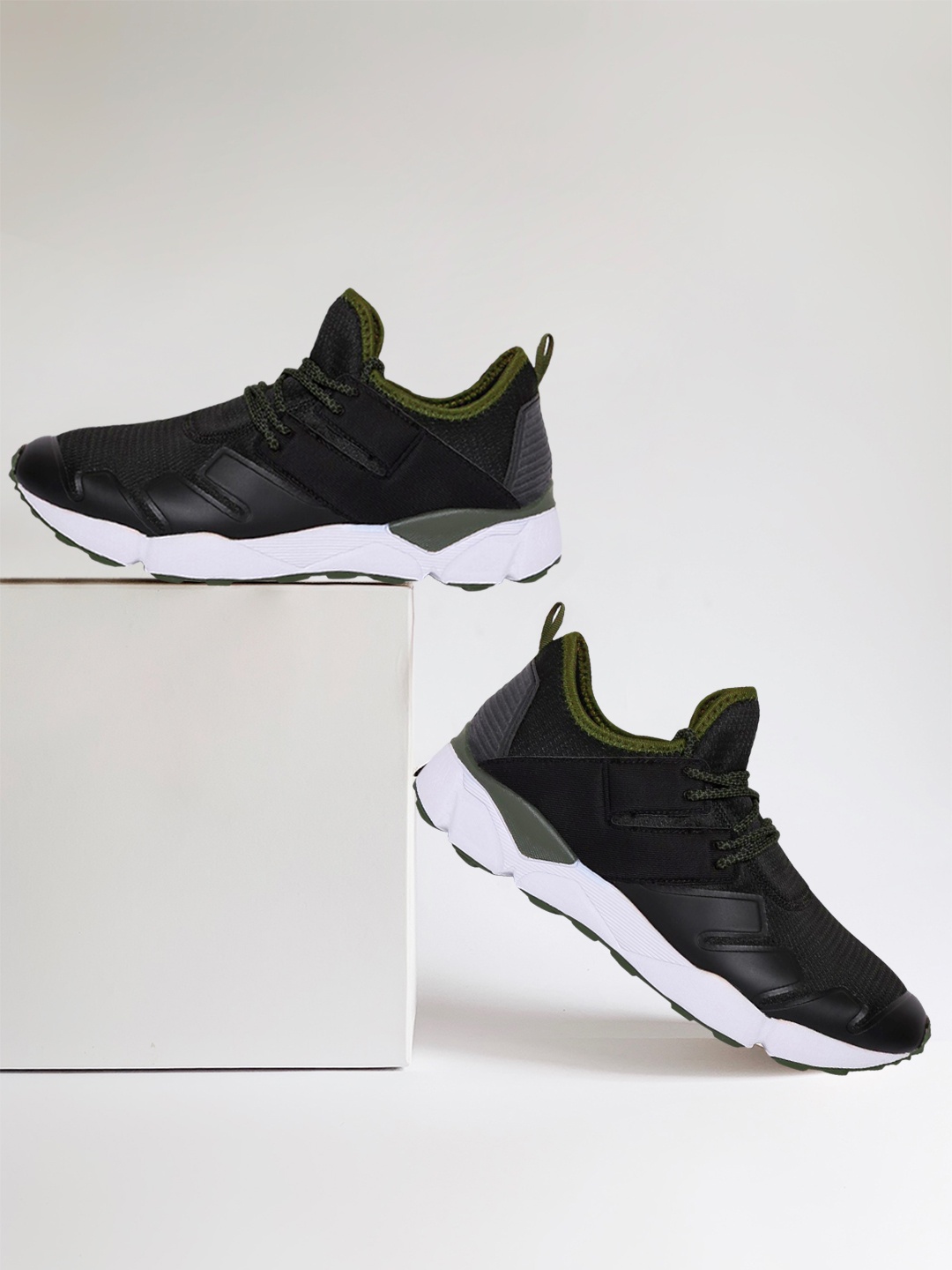 

HRX by Hrithik Roshan Men Black Urban Outdoor Shoes