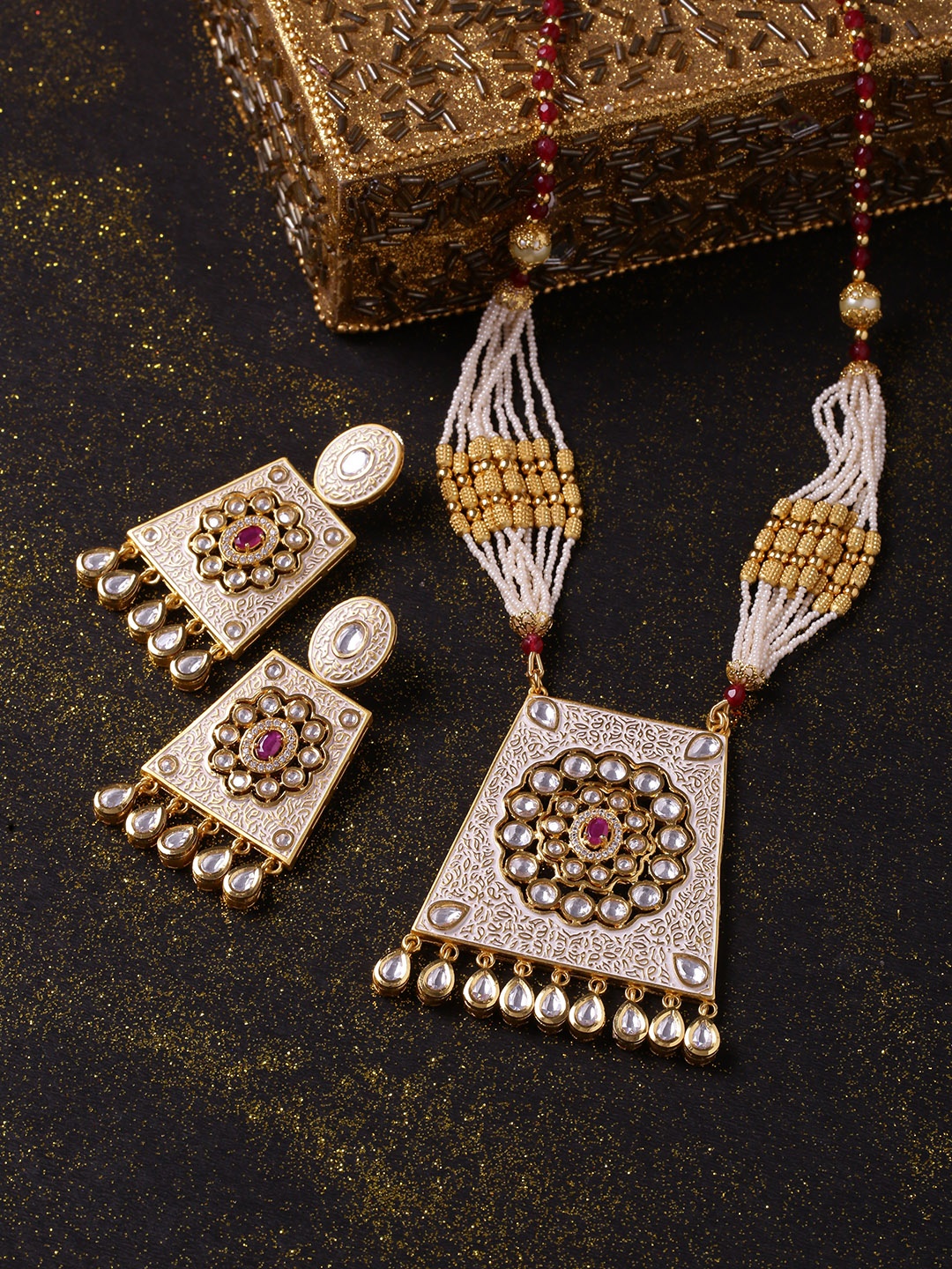 

Voylla Women Gold-Plated Kundan Stone-Studded Jewellery Set