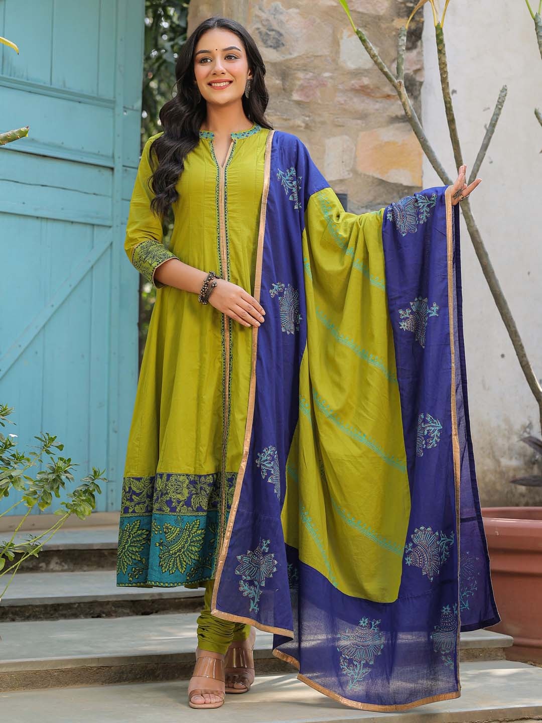 

Rain & Rainbow Women Solid Kurta Set, Olive
