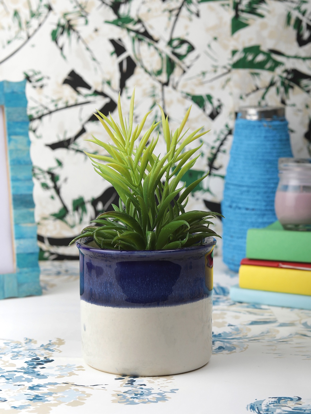 

VarEesha Set of 2 White & Blue Cylindrical Ceramic Planter