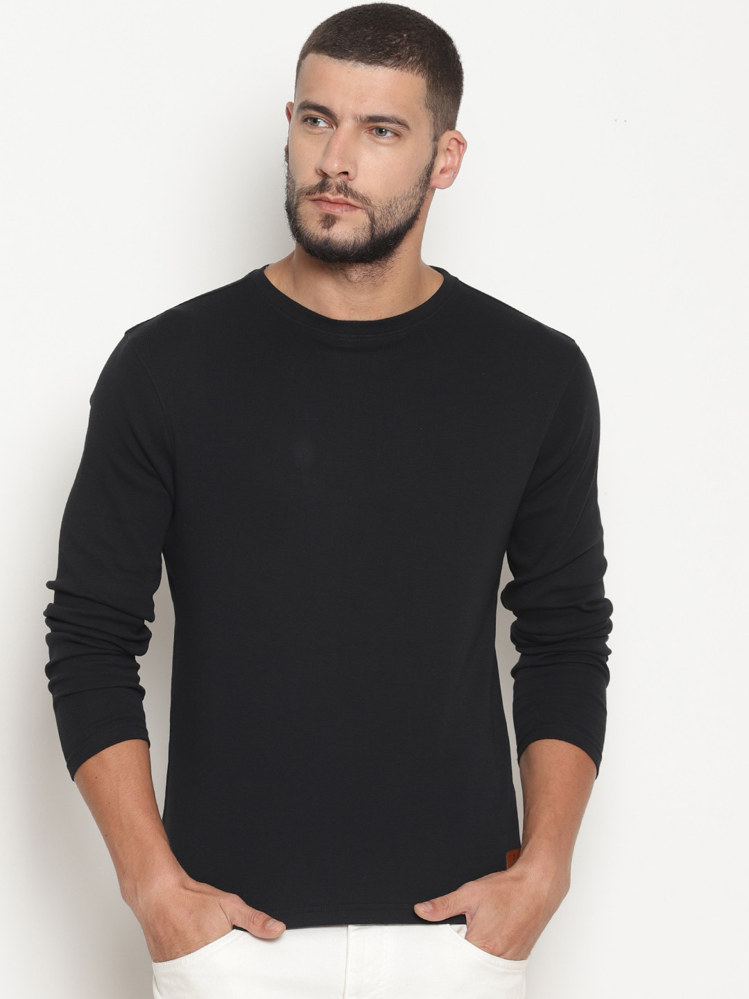 

Steenbok Men Black Solid Round Neck T-shirt