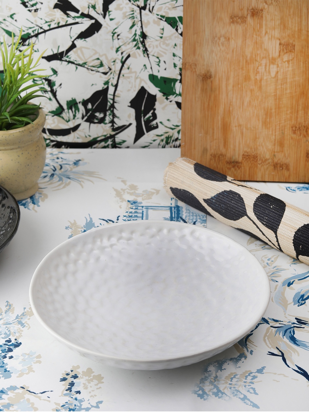 

VarEesha White Textured Ceramic Serving Plate