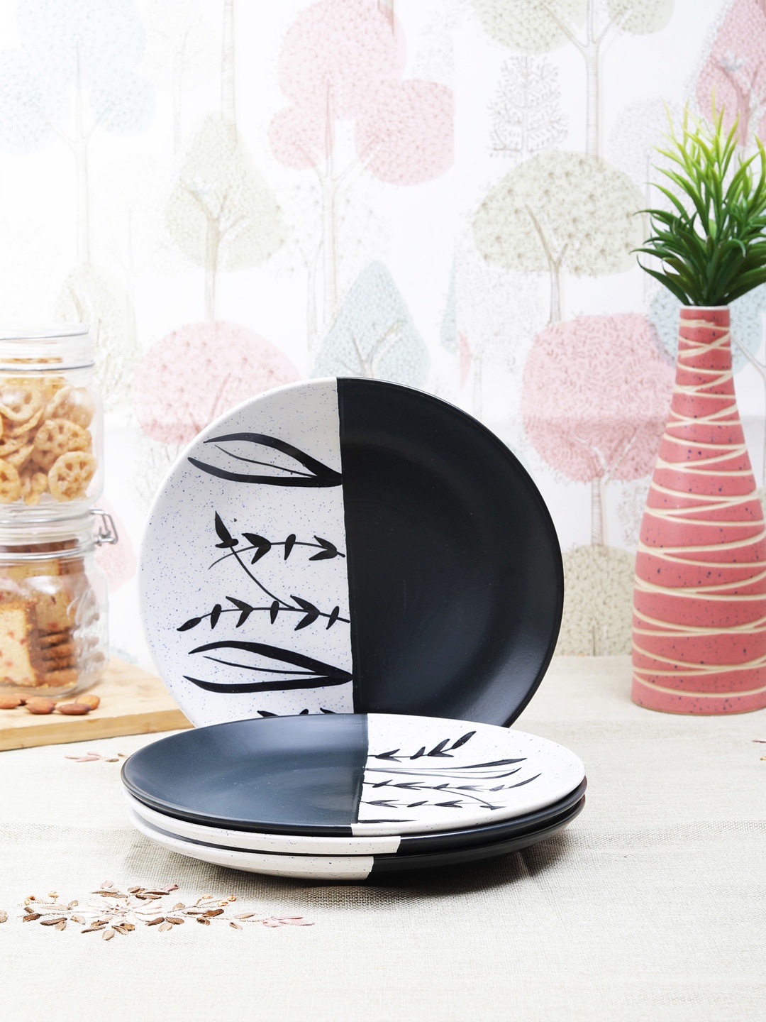 

VarEesha Set of 4 Black & White Hand-Painted Ceramic Plates