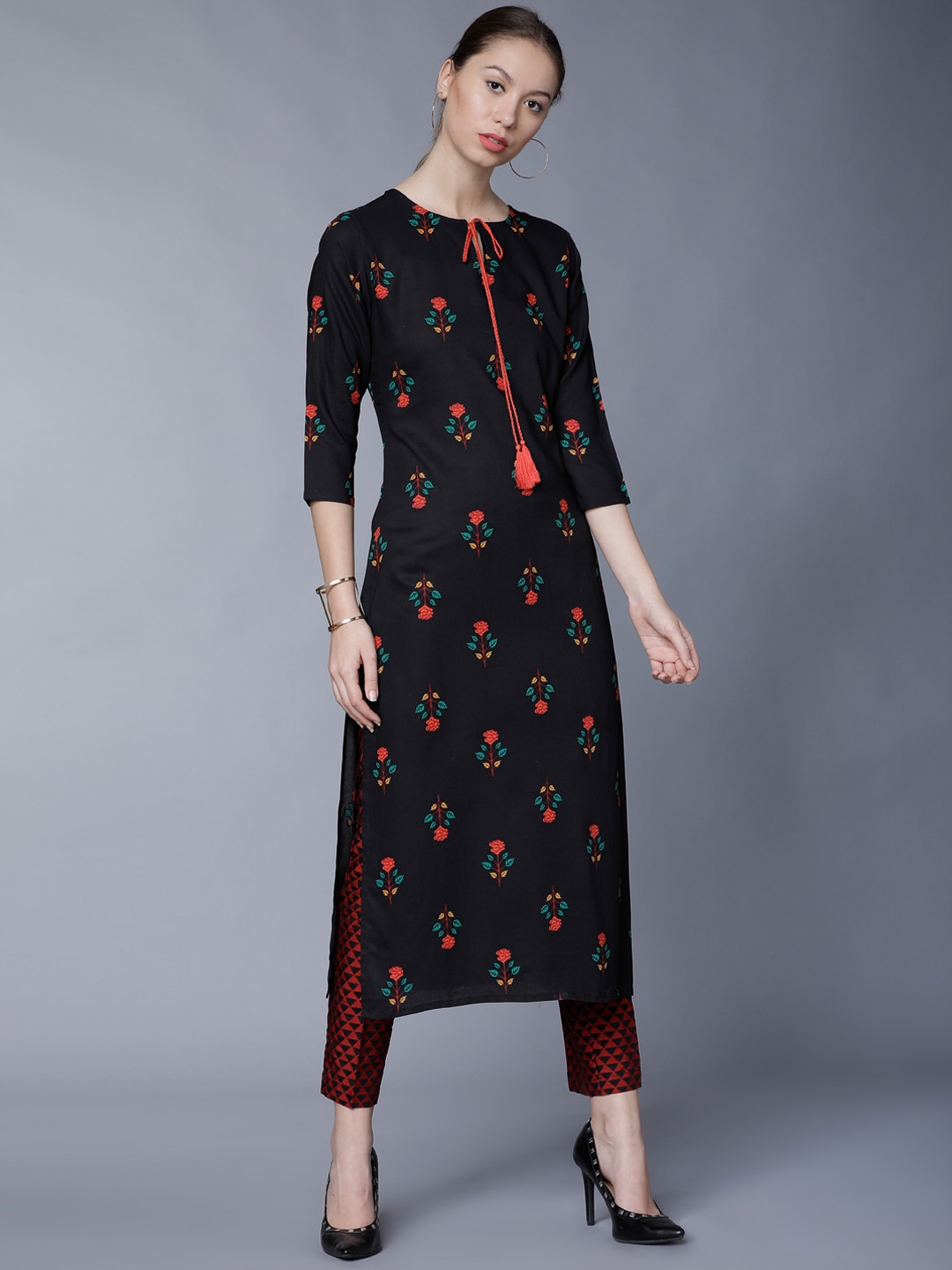 

Vishudh Women Black Printed Straight Kurta
