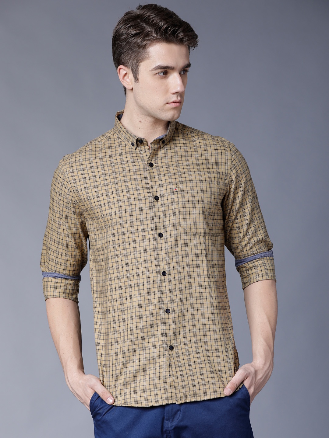 

Black coffee Men Khaki & Navy Blue Slim Fit Checked Casual Shirt