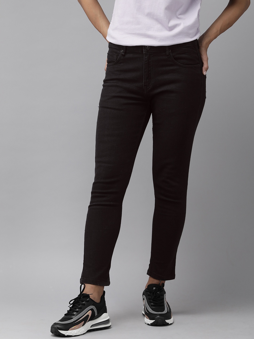 

The Roadster Lifestyle Co Women Black Skinny Fit Mid-Rise Cropped Stretchable Jeans