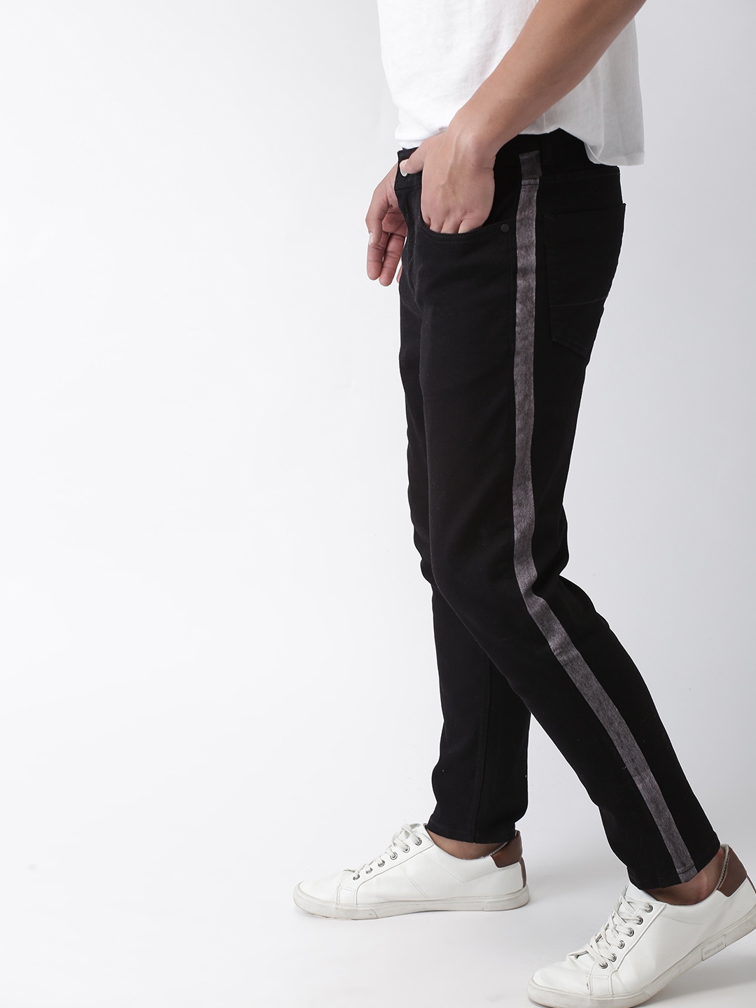 

Mast & Harbour Men Black Carrot Fit Mid-Rise Clean Look Stretchable Jeans