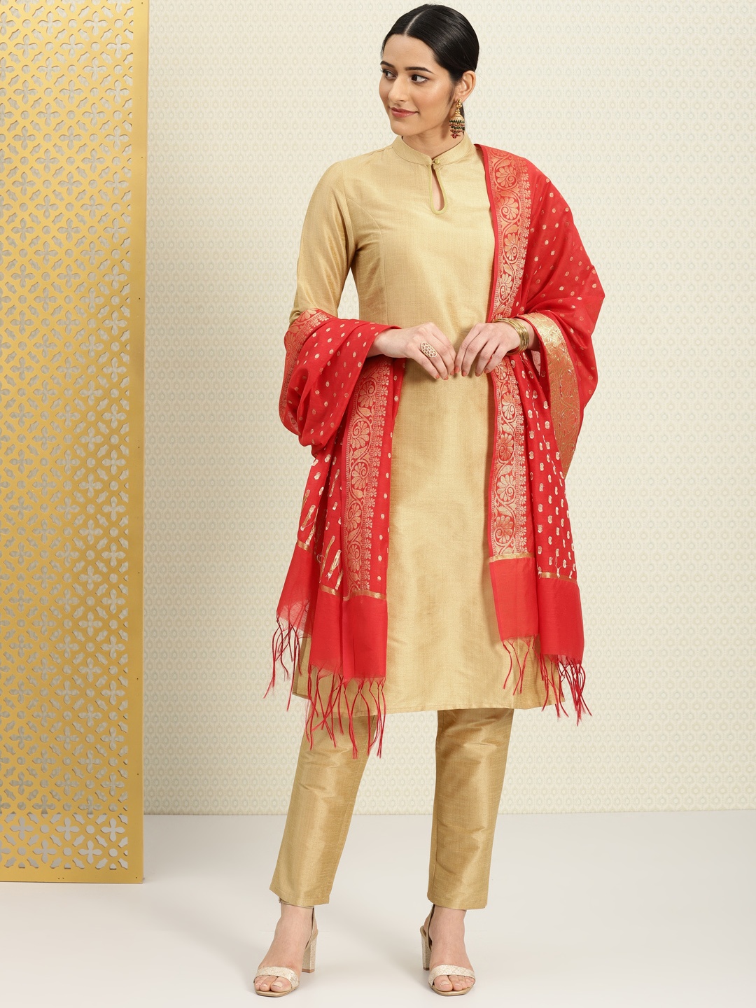 

House of Pataudi Women Beige Solid Kurta with Trousers & Brocade Dupatta
