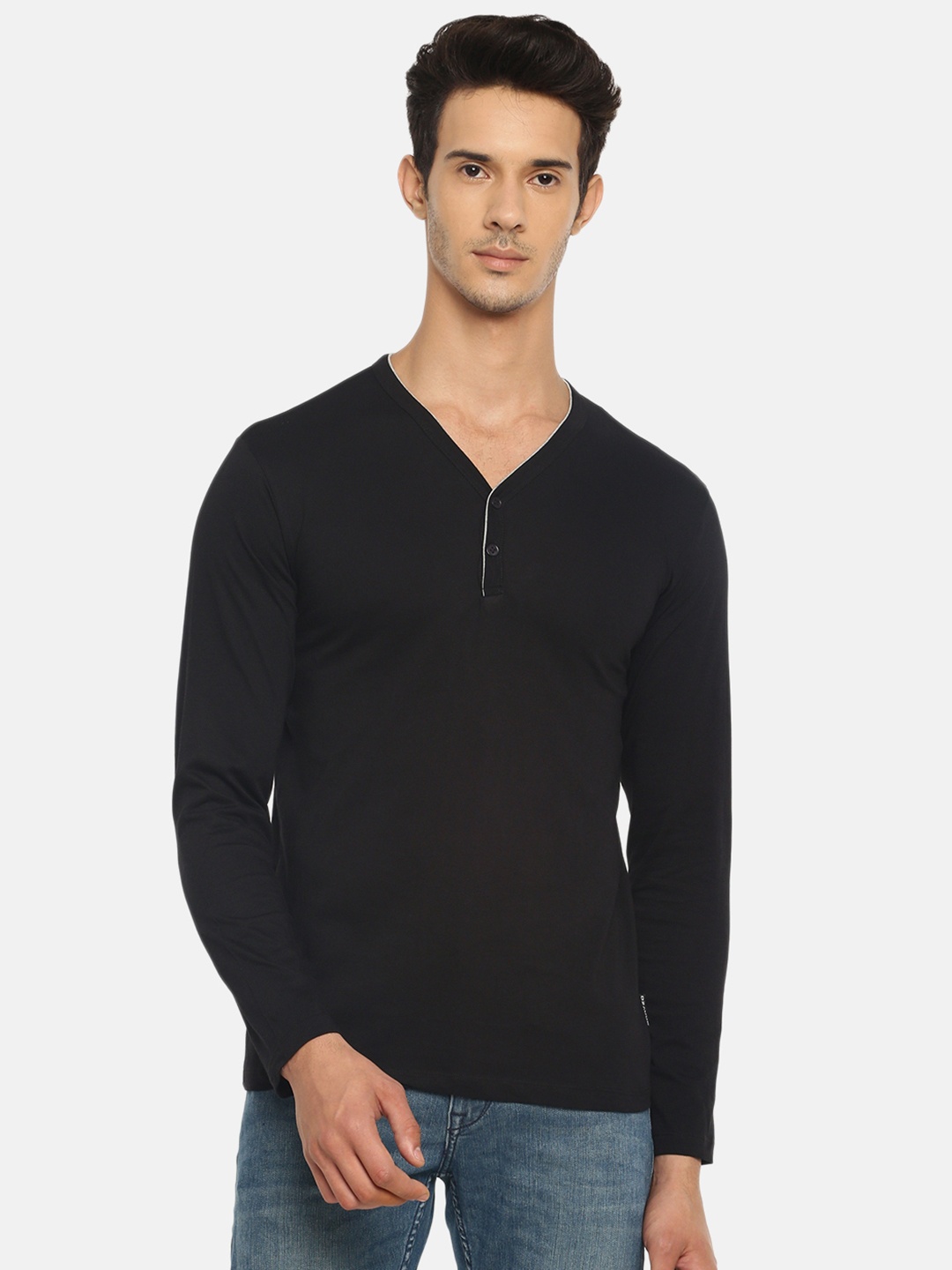 

Braveo Men Black Solid Henley Neck Slim Fit T-shirt