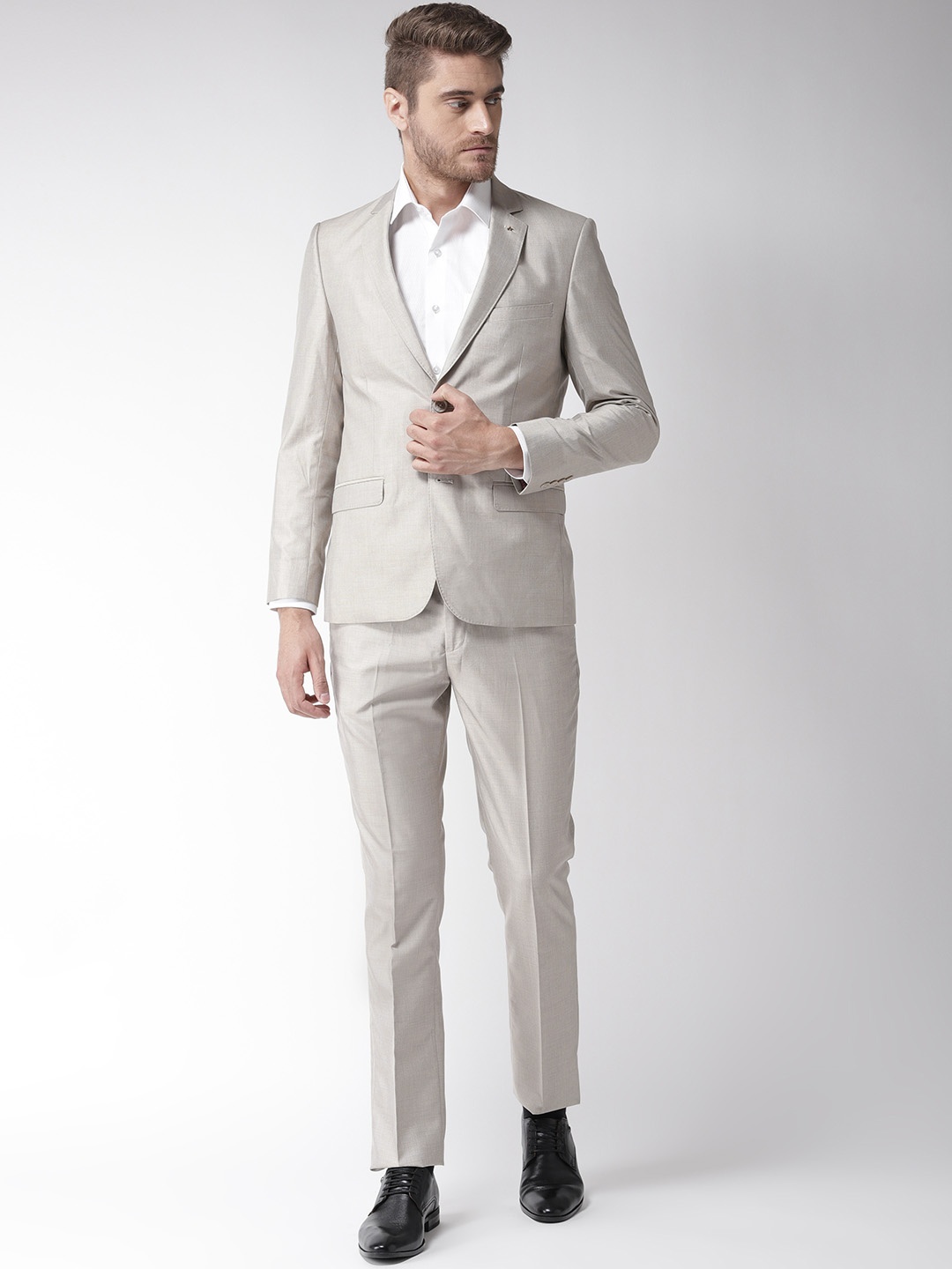 

Arrow Men Beige Solid Single-Breasted Tailored Fit Formal Suit