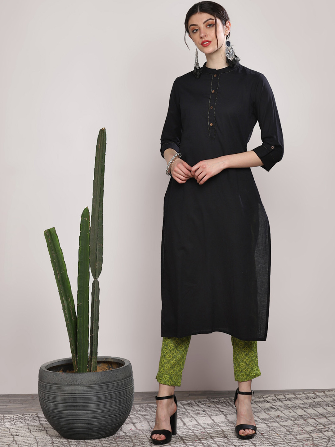 

Sangria Women Black Solid Straight Fit Kurta Set