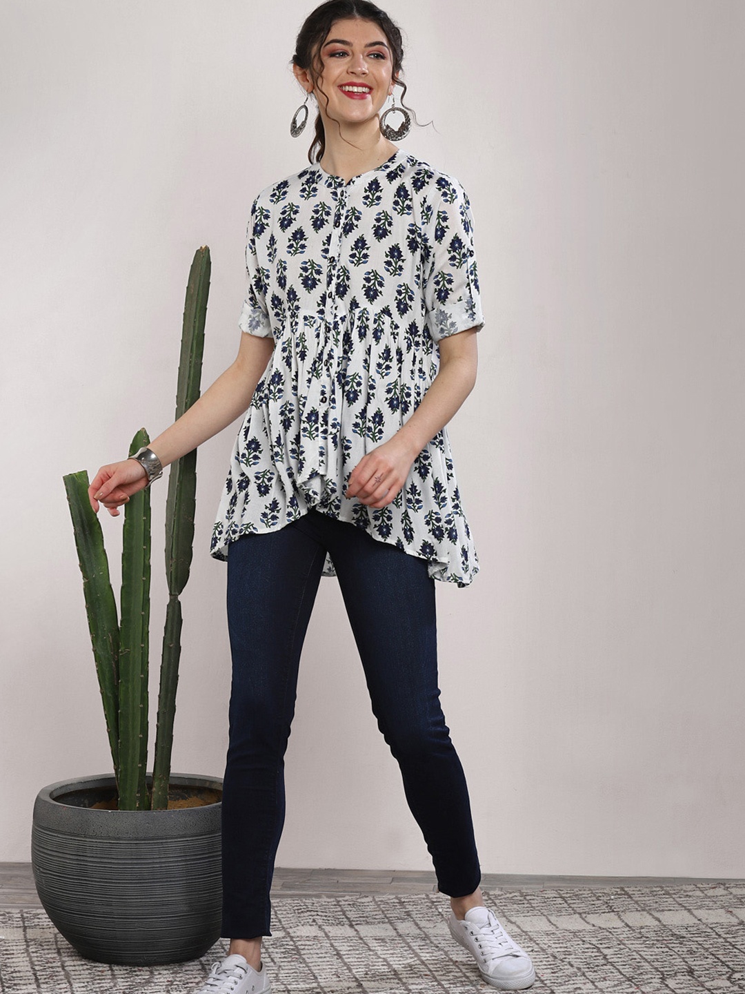 

Sangria Navy Blue & White Floral Pleated Top