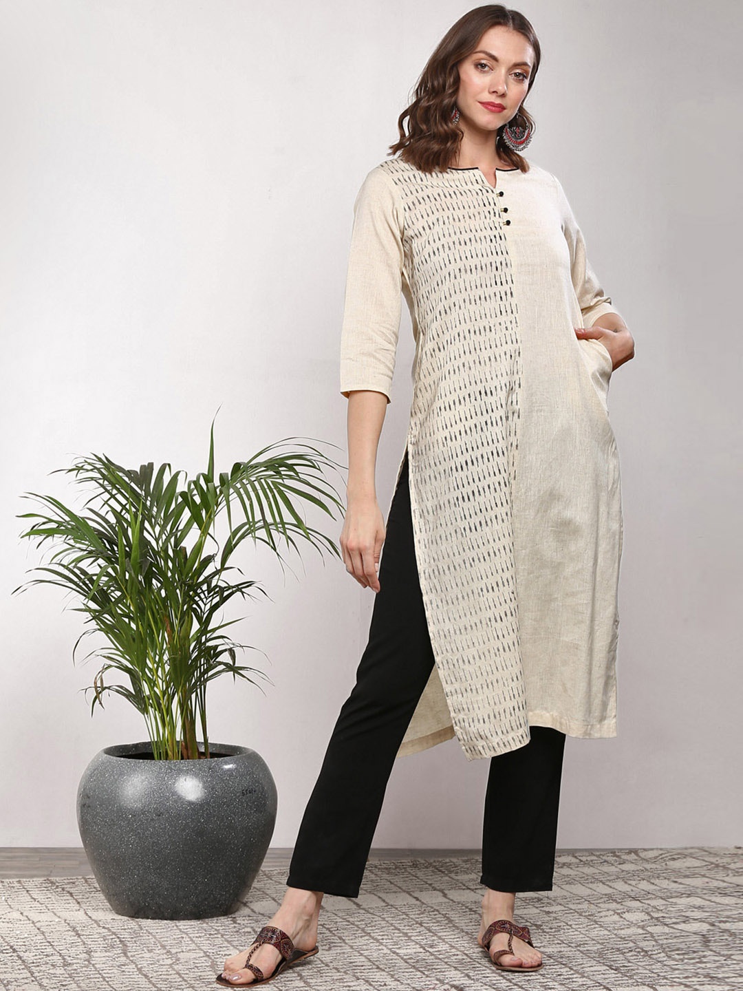 

Sangria Women Off-White & Black Printed Straight Kurta