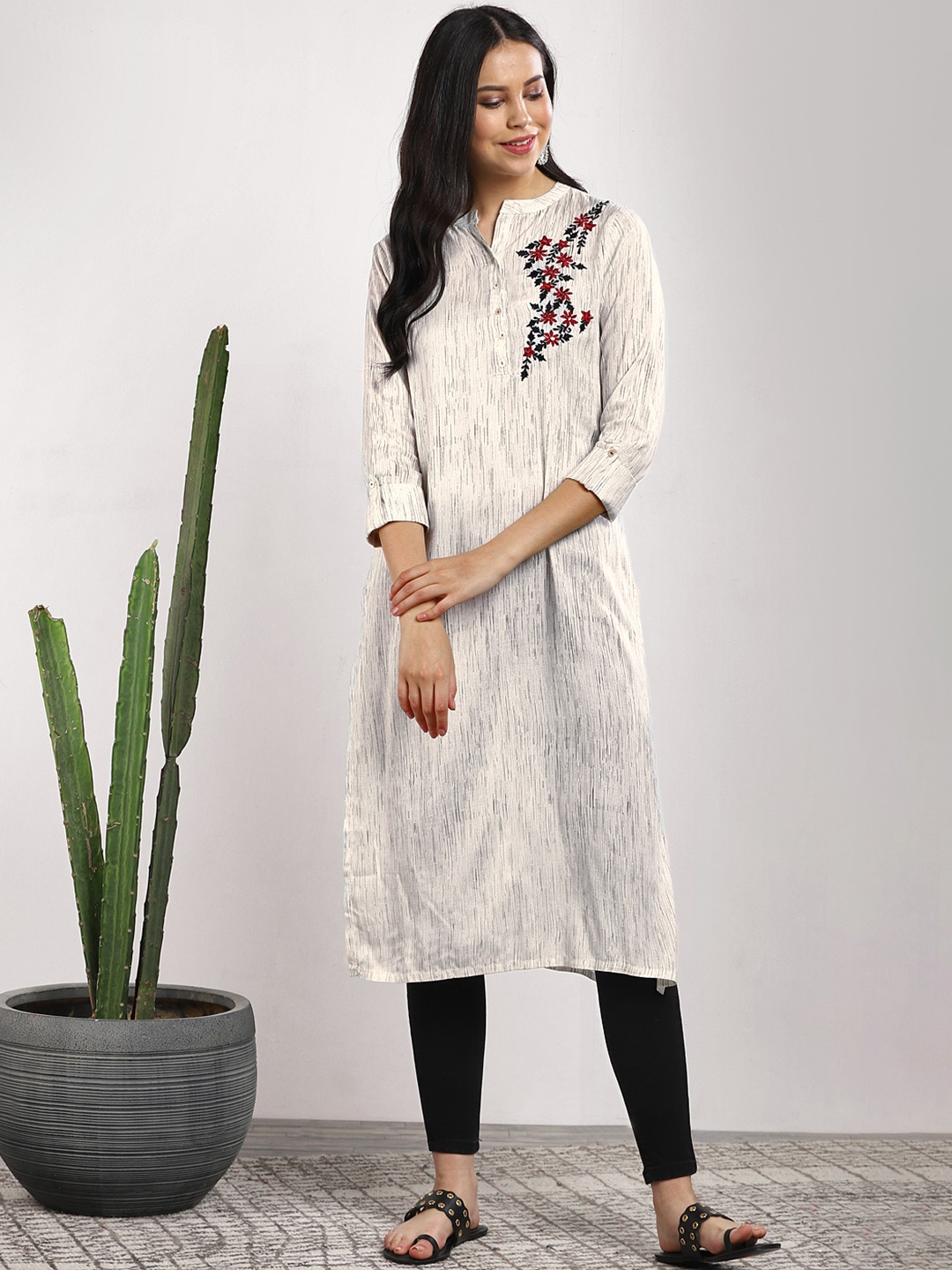 

Sangria Women Off-White Embroidered Straight Kurta