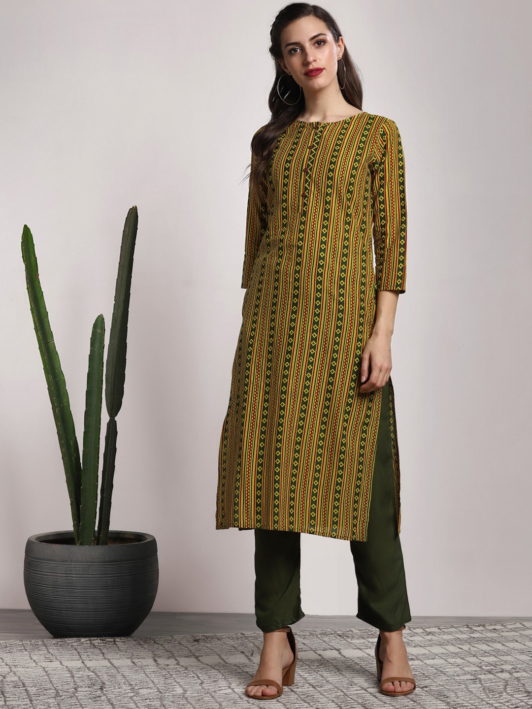 

Sangria Women Green & Yellow Printed Straight Kurta