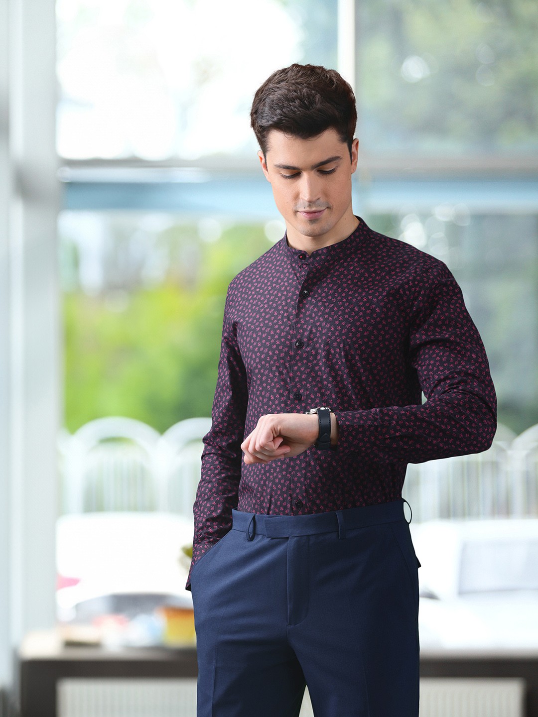 

INVICTUS Men Navy Blue & Red Slim Fit Printed SemiSustainable Formal Shirt