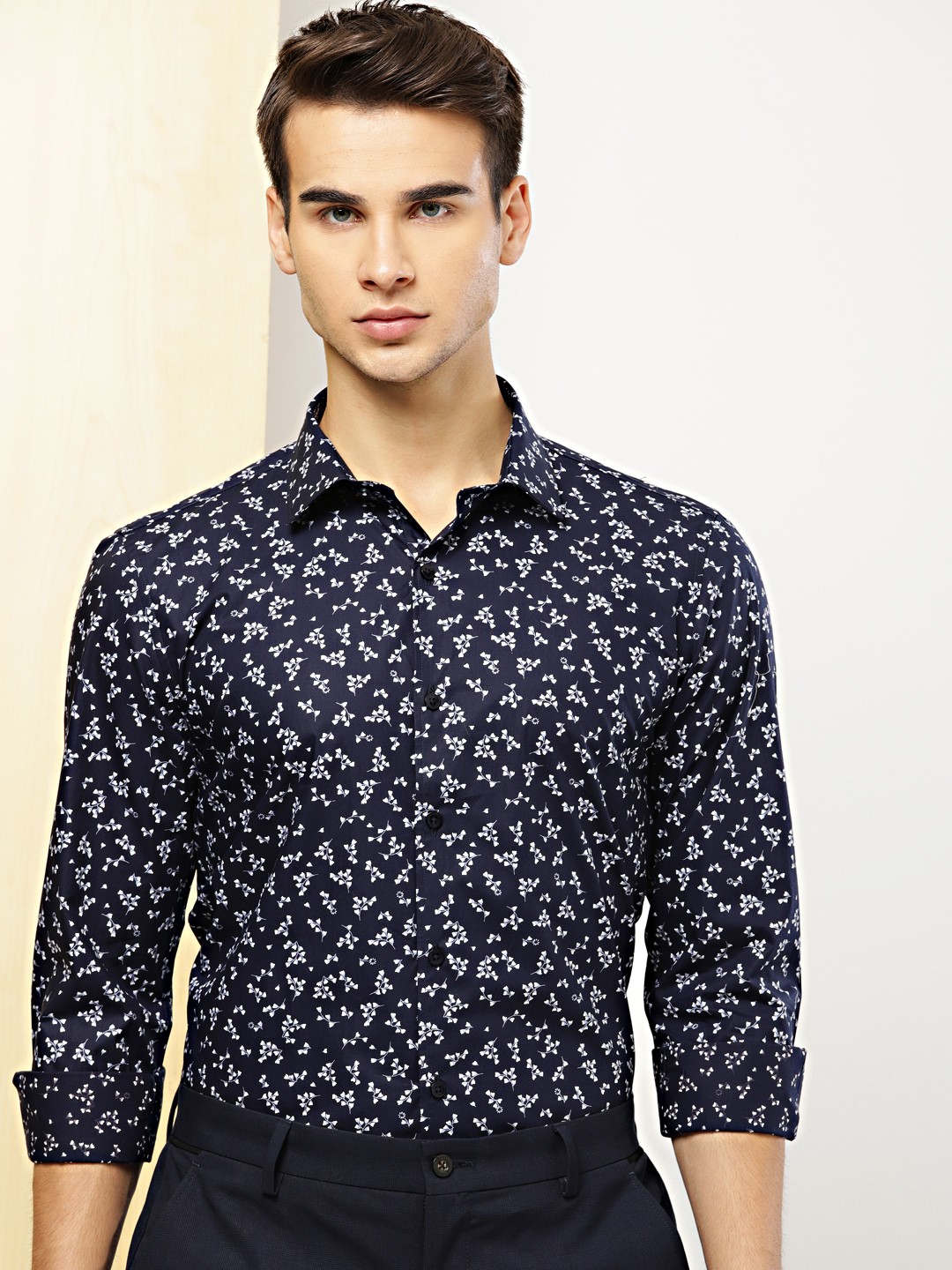 

INVICTUS Men Navy & White Slim Fit Printed Semiformal Shirt, Navy blue