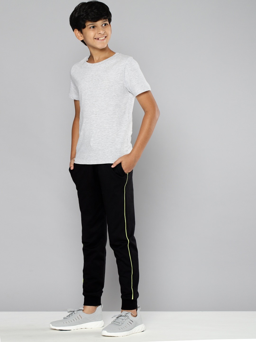 

YK Boys Black Solid Joggers
