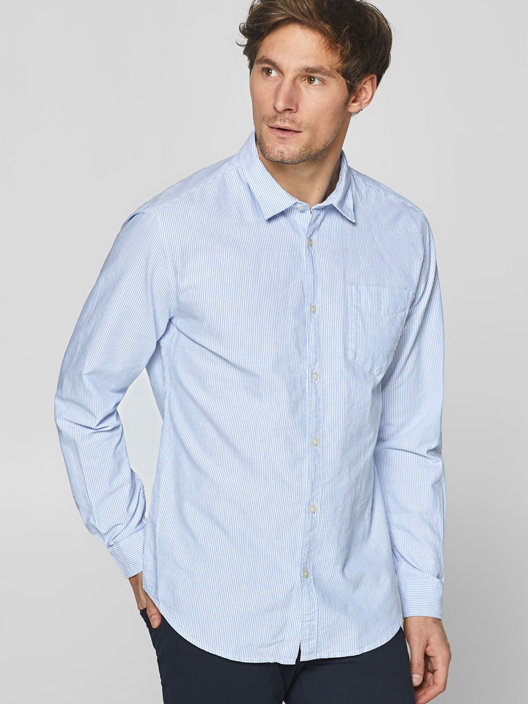 

ESPRIT Men White & Blue Slim Fit Striped Casual Shirt