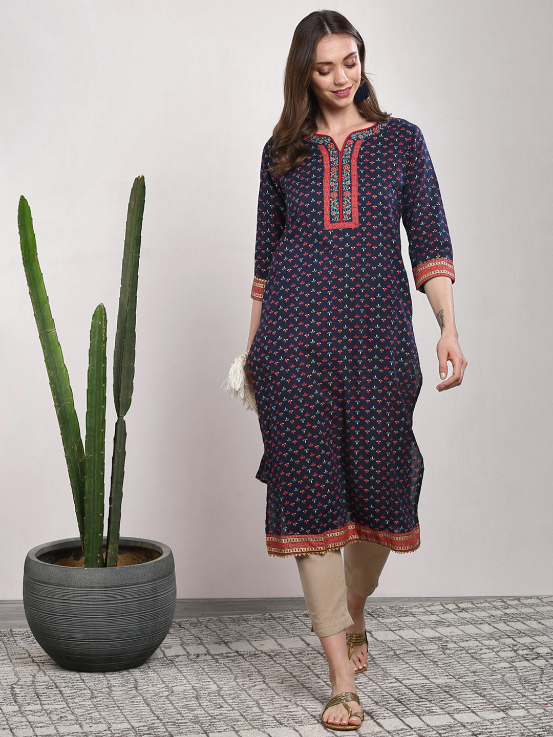 

Sangria Women Navy Blue Floral Printed Straight Kurta