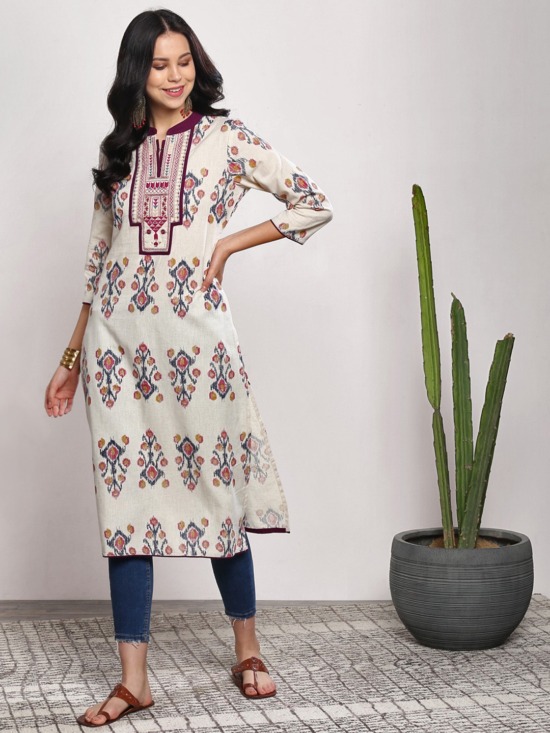 

Sangria Women Off-White Printed Straight Kurta