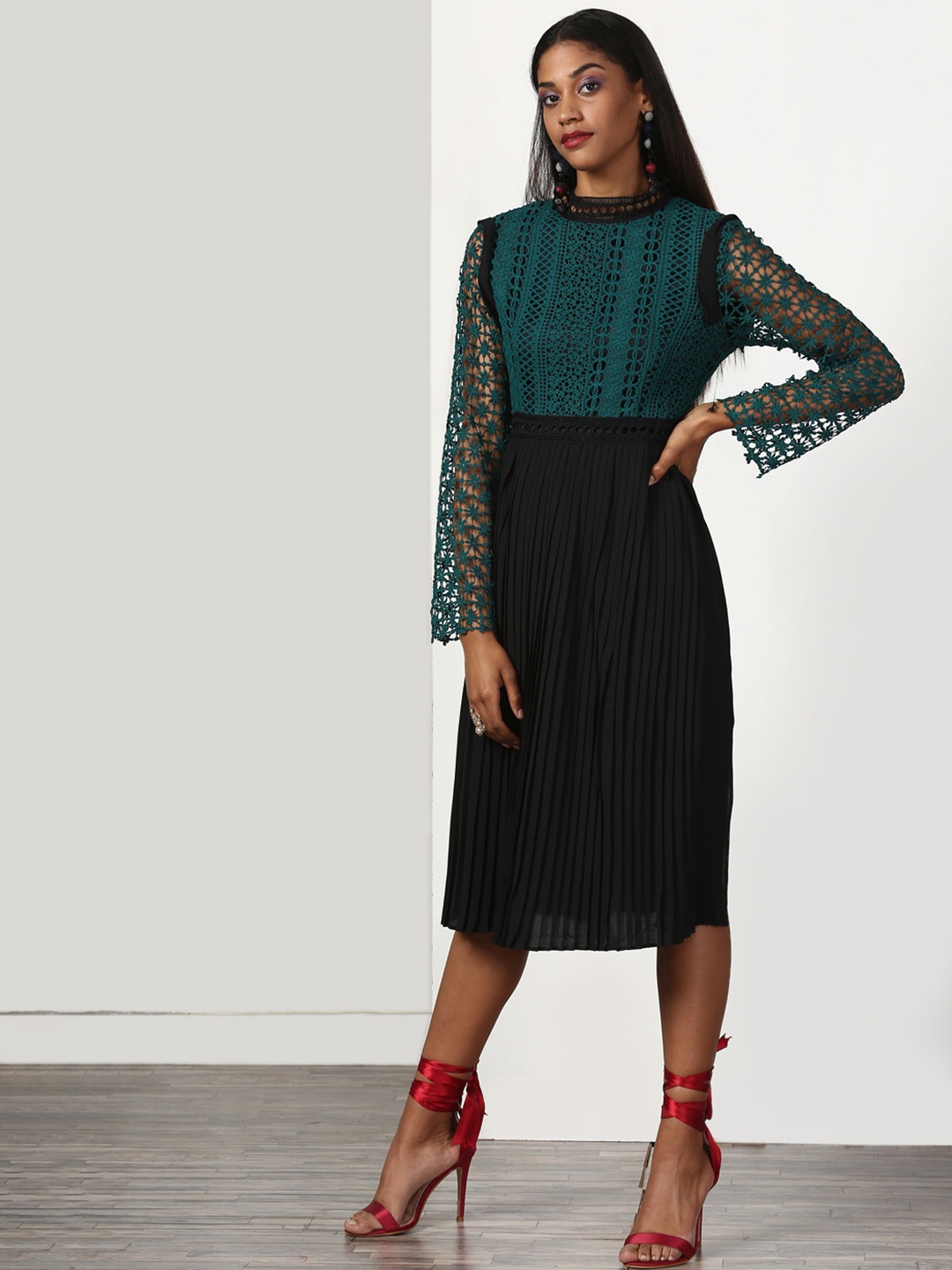 

Miss Bennett Women Black & Teal Green Self Design Sheath Dress