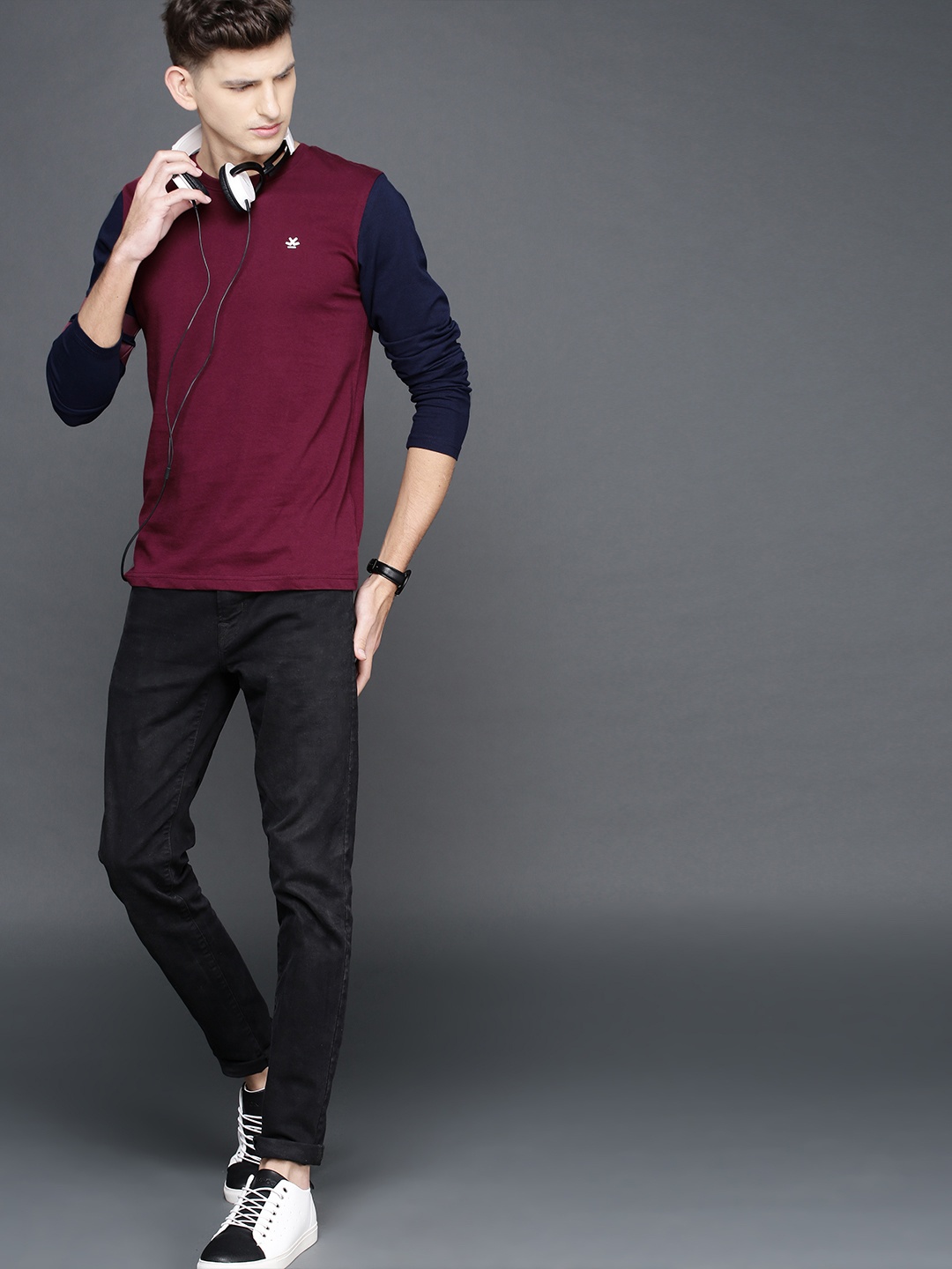 

WROGN Men Maroon Solid Round Neck T-shirt