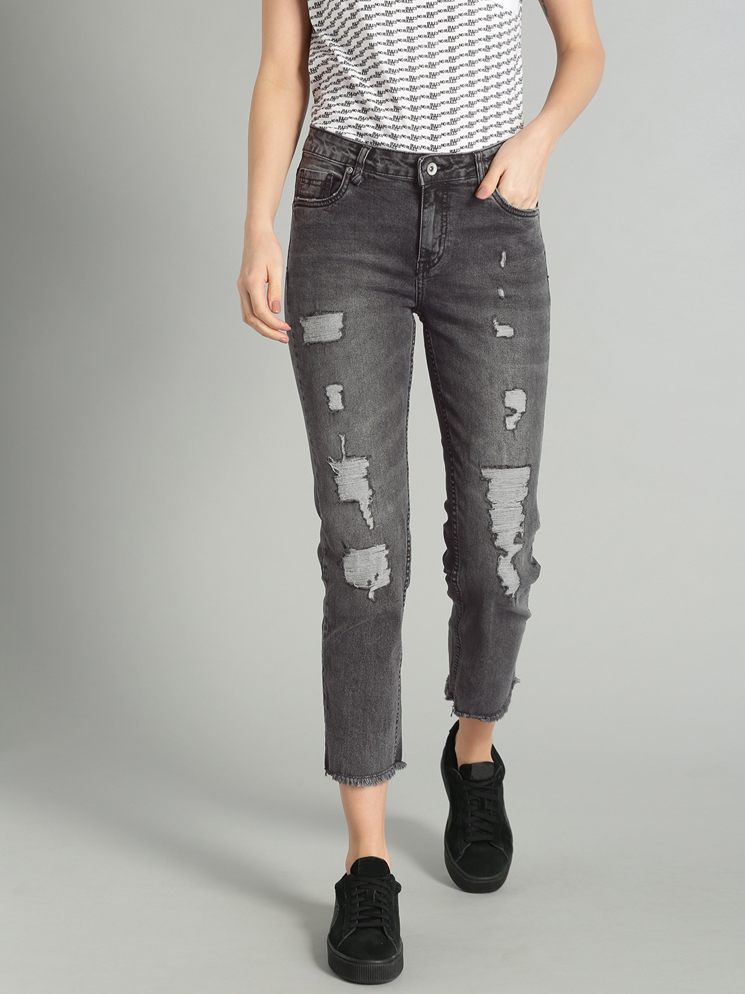 

Roadster Women Black Skinny Fit Mid-Rise Mildly Distressed Stretchable Cropped Jeans