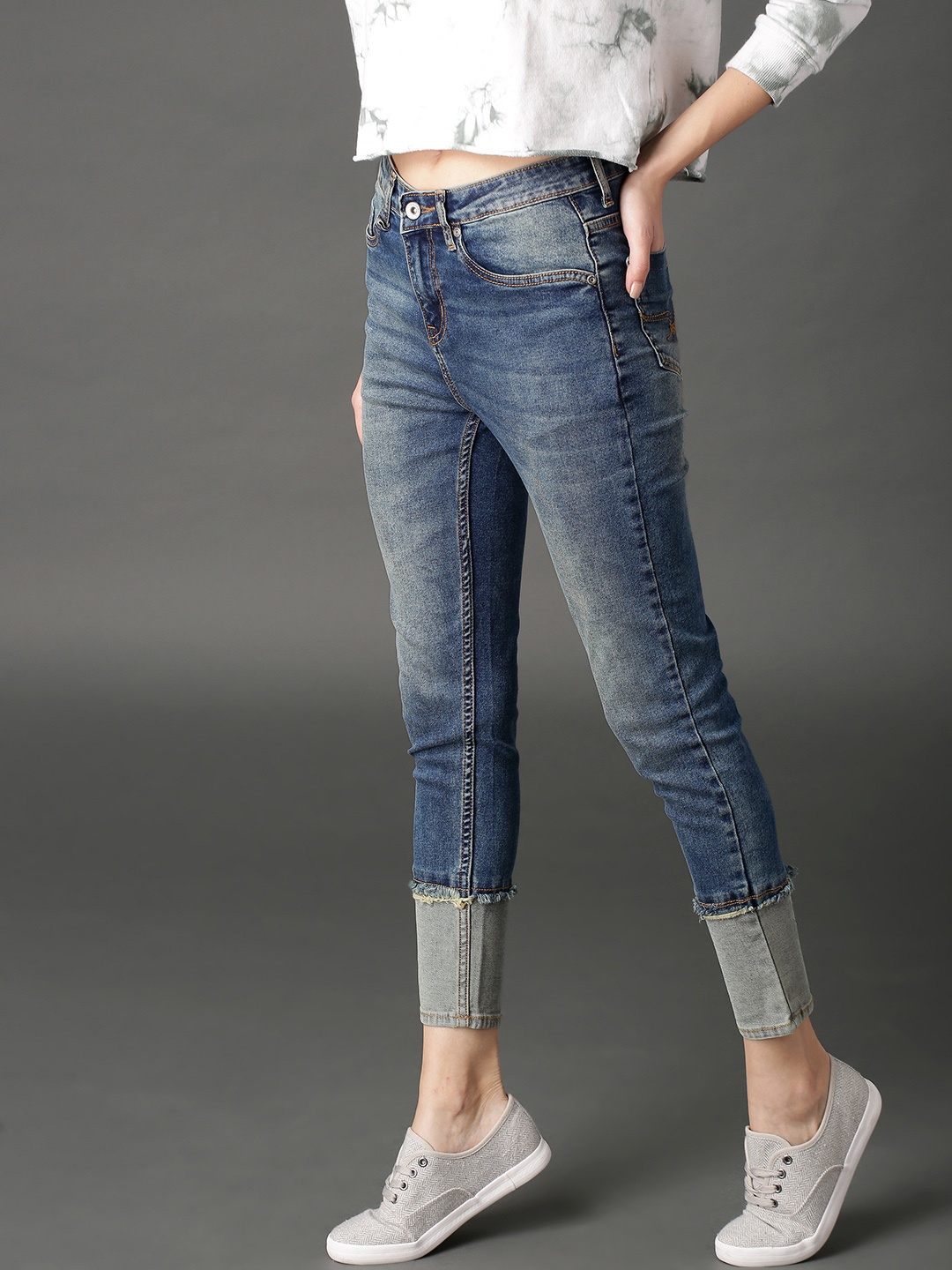 

Roadster Women Blue Contrast Hem Acid Wash Crop Skinny Fit Mid-Rise Stretchable Jeans