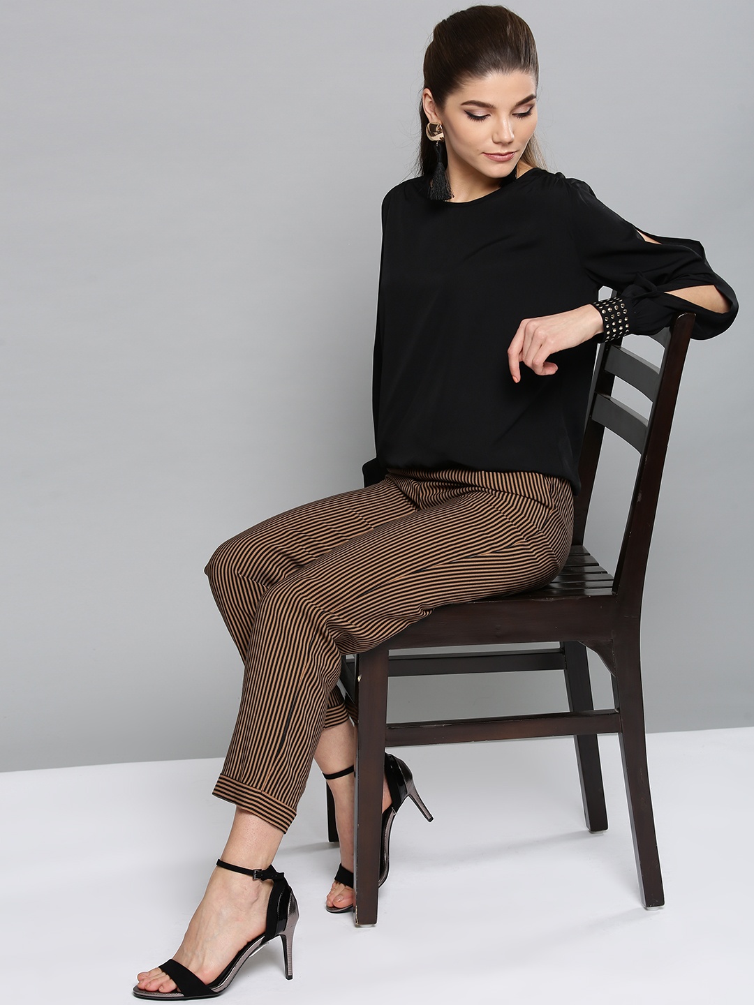 

Harpa Women Black Solid Blouson Top